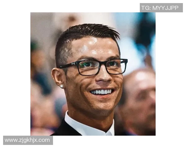 足球明星的生活照与头像背后的故事揭秘与精彩瞬间分享