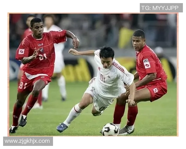 足球明星默契配合精彩瞬间传球技艺展现球场魅力与团队精神